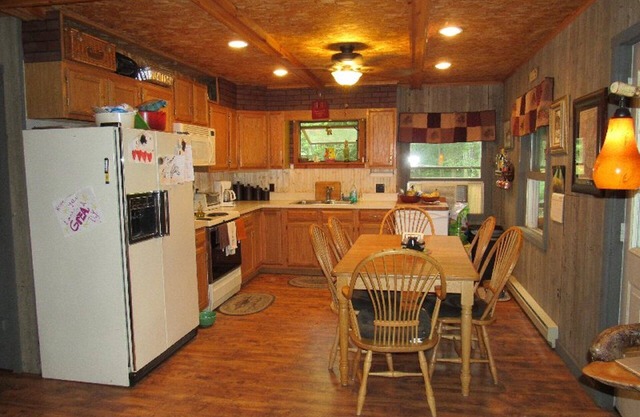 Pet friendly, Piney Grove! Beautiful lakeside, lake view, lake access cottage!