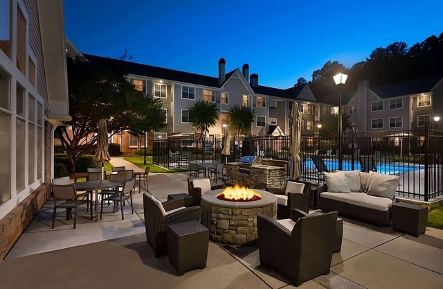 Pet-friendly Property! Relaxing 2BR Suites with Full Kitchen, Free Breakfast!