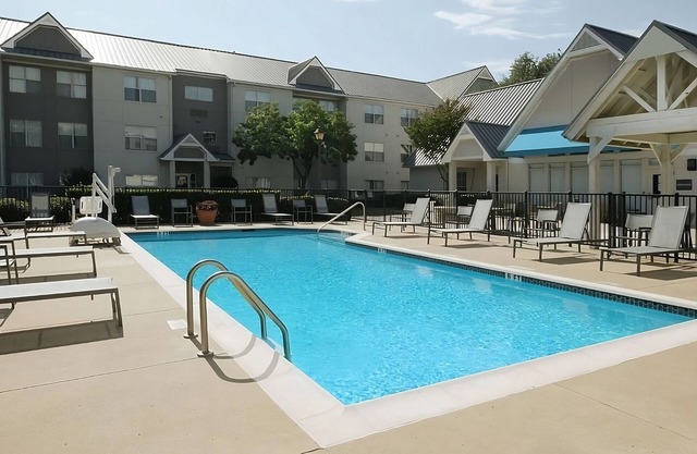 Pet-friendly Property! Outdoor Swimming Pool, Free Parking and Breakfast!