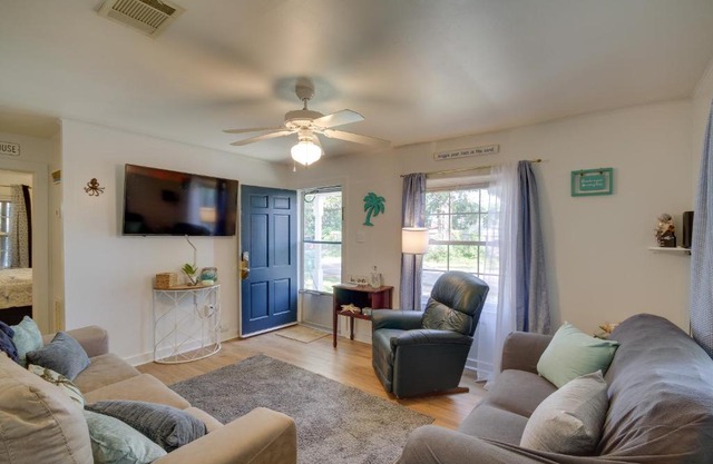 Pet-Friendly Retreat in Gulfport Less Than 1 Mi to Beach!