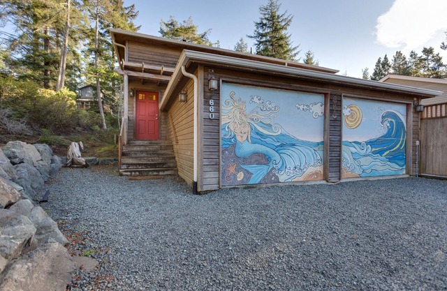 Pet Friendly Retreat - 2 Blks To Beach & Town, W/Wifi, Hot Tub & Frplc, MCA#1284