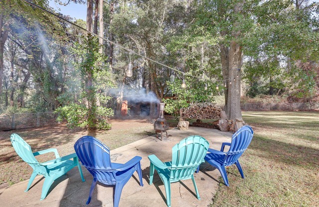Pet-Friendly Southport Home w/Deck: 8 Mi to Beach