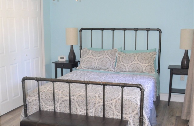 Pet Friendly Townhouse w/Private Courtyard, Covered Parking - No Cleaning Fee
