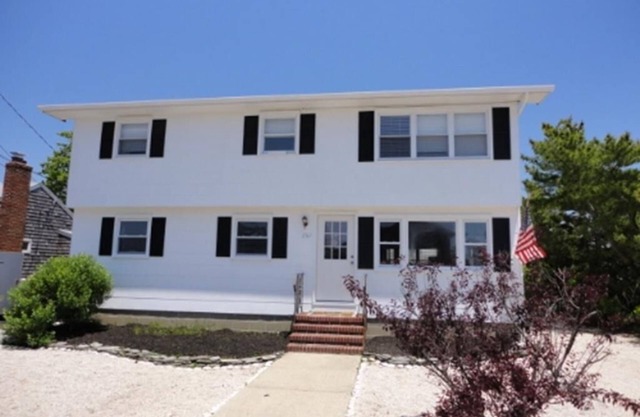 Pet Friendly. WiFi. Beach Badges. Beach Chairs.Deck Smart TV. Outdoor Shower.