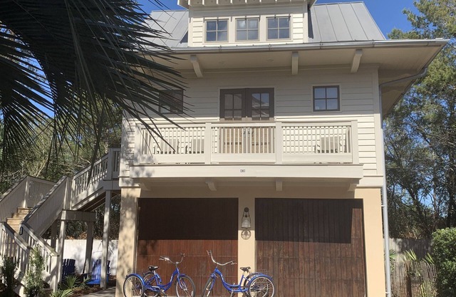 Pet &, Kid Friendly, Two FREE adult trikes (bikes) PARKING NO WORRIES