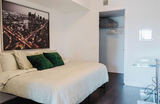 Peter pan hideaway 2 BEDroom in central of Toronto