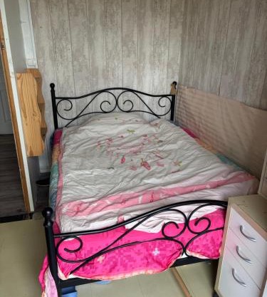Petite Chambre simple avec un lit double à Orly ville