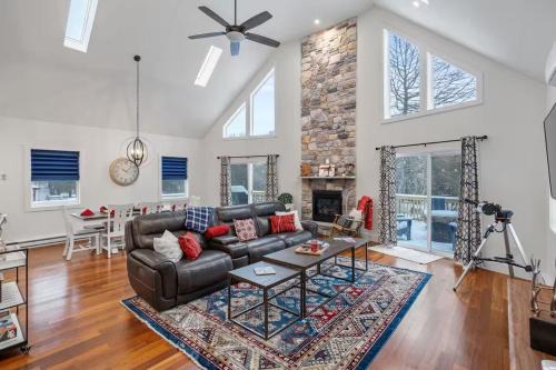 Petrarch Pines Chalet Modern Retreat with Hot Tub