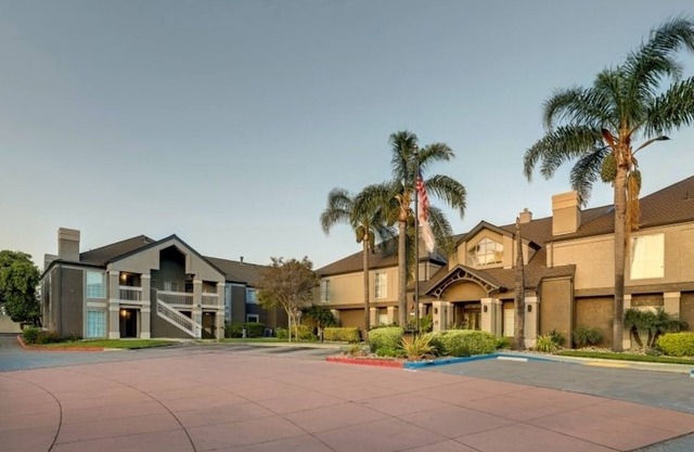 Pets are Allowed! Free Breakfast, Private Parking, Swimming Pool!