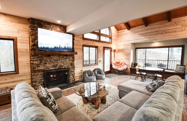 Pets? YES! 🐕 Resort Passes ★ Hot Tub ★ Sauna ★ Fast Wi-Fi ★ King Beds ★ Views