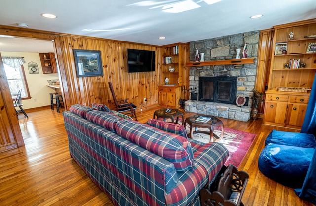 Petting Zoo * Fire Pit * HOT TUB: 9 Acre farmhouse