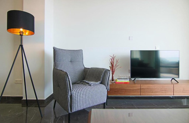 Phaedrus Living: Sea View Anna Residence 202