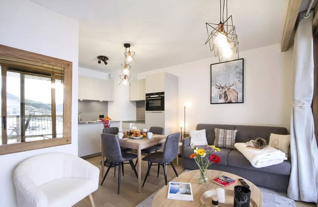 PHOC23 Apartment for 4 people in residence with swimming pool