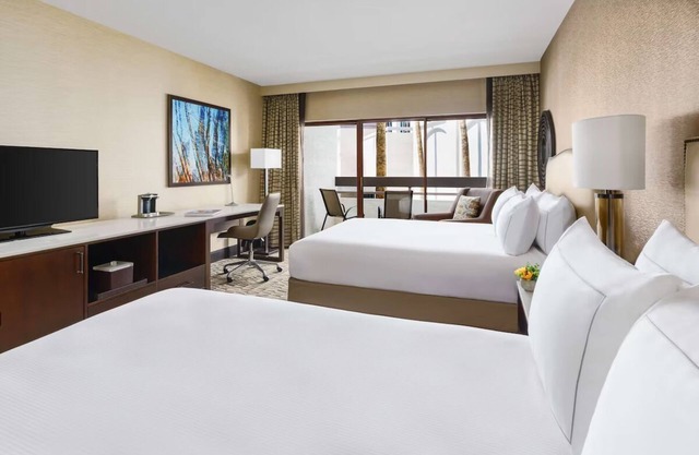Phoenix Retreat w/Free Shuttle, Heated Pool Access & Hiking Options