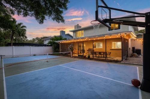 Pickleball~ Pool~ Game Room~ 5 min to Beach