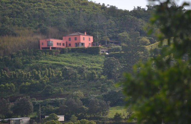 Pico Cavaco - a house on the hillside and stunning views