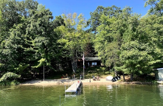 Picture-Perfect Lakeside Cottage with Hot Tub