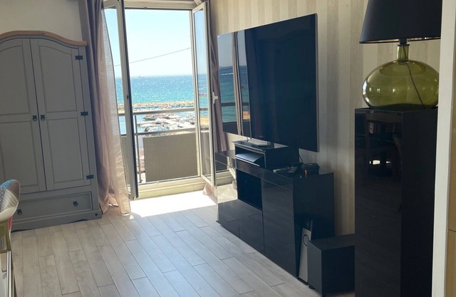 Pieds Dans Leau, vue Exceptionnelle, 50m2 Face à la Mer, Petit Animal Accepté