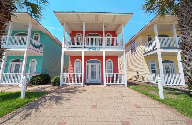 Pier Park only 50 Steps to the beach! Pet friendly. Ocean View.