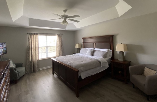 Pigeon Forge Cottage Sleeps up to 6, 1 Level-2 Car Garage-WIFI, Pool