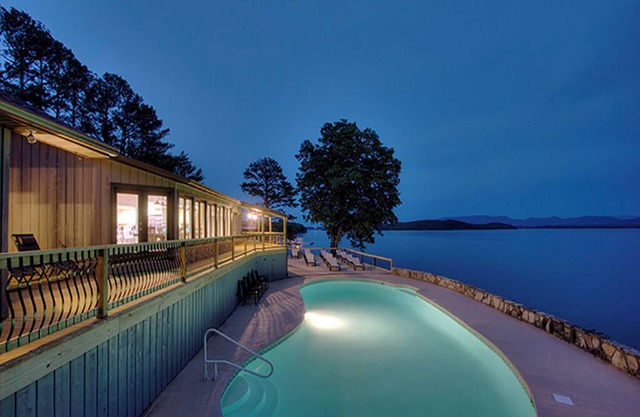 Pigeon Forge - The Lake House - 10 Bedroom - Sleeps 32