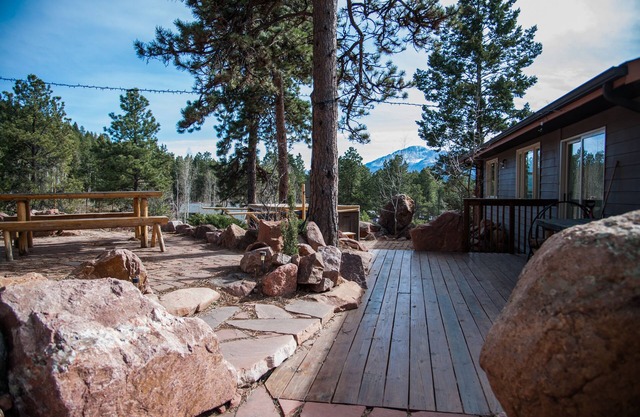 Pikes Peak views, lodge vibe, hot tub, your mountain inn.