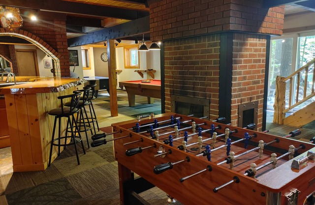 Pine Brook Lodge: pool table, AC, sauna, fireplaces, internet, bar, walk to town