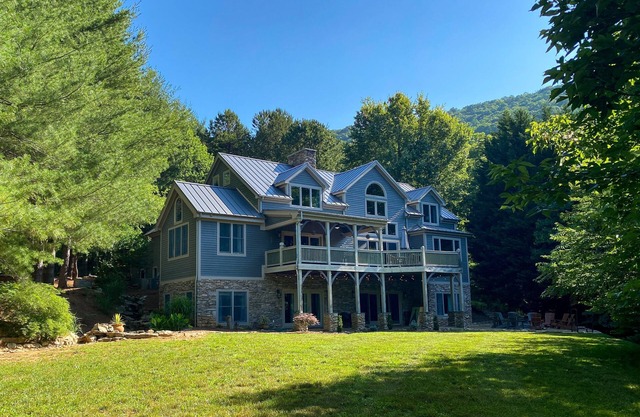 Pine Hollow | An Asheville Luxury Timber-Frame Home w/Hot Tub, Weddings, and More