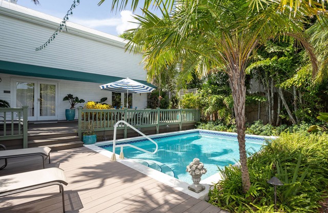 PINEAPPLE COTTAGE: 2BR/2BA-Pvt Pool -1/2 block to Duval- RealKeyWest