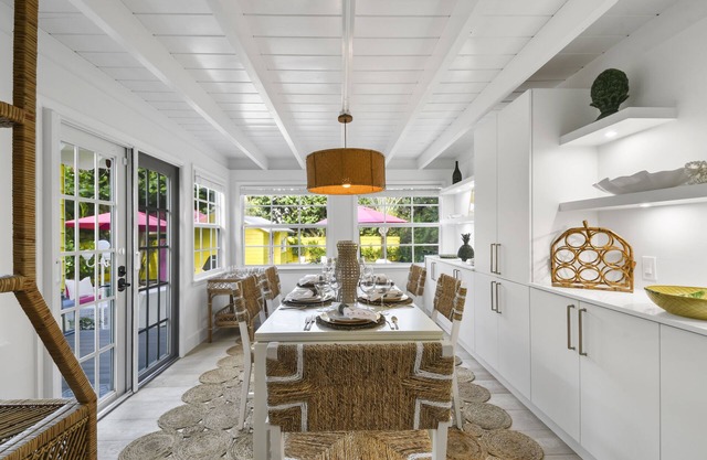 Pineapple House - Historical Charm Close to Beach, Golf, and Downtown
