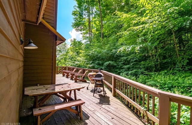 Pinecone Ridge - 441 Northpoint WaynnCinnamon Fern Chalet - Pet Friendly, Hot Tub, Short Drive to Two Ski Areas & Two State Parks