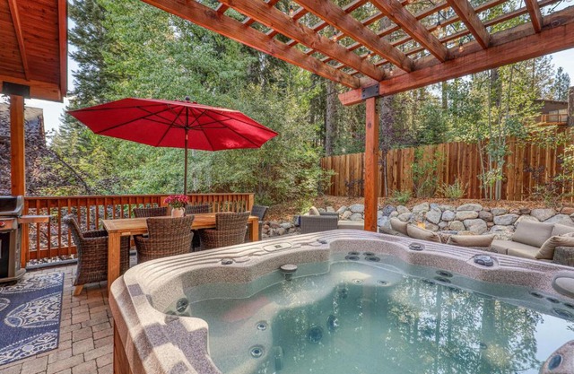 Pinecrest at Winter Creek- Cozy Cabin w Hot Tub, Walk To Downtown Truckee