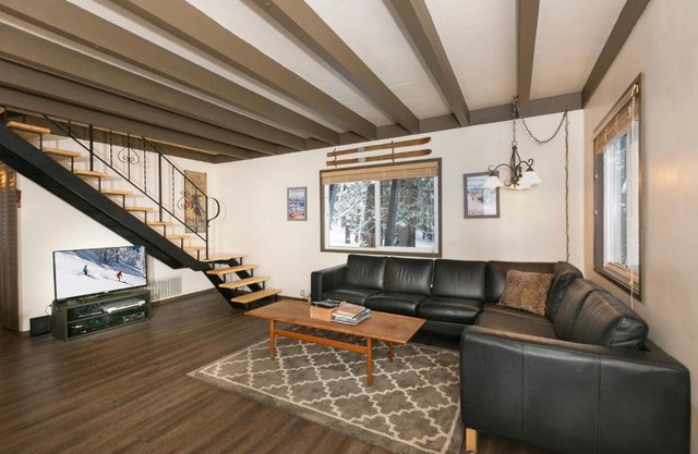 Pineland Chalet in Tahoe City - Classic Cabin Wood Fireplace Dog Friendly