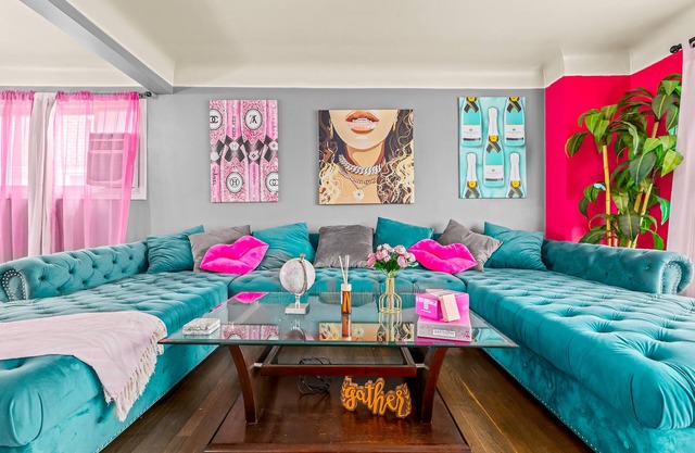 Pink Persuasion Situation: 3 bdrm Selfie House