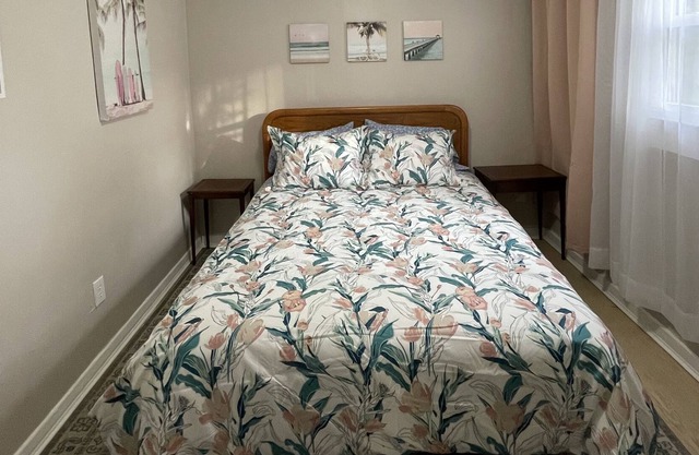 Pink Sunset Cottage - 3 minutes from the Beach