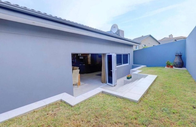 Pinnacle Golf Estate: 4-Bedroom, 5-Bed Modern Luxury with Sweeping Ocean Views.