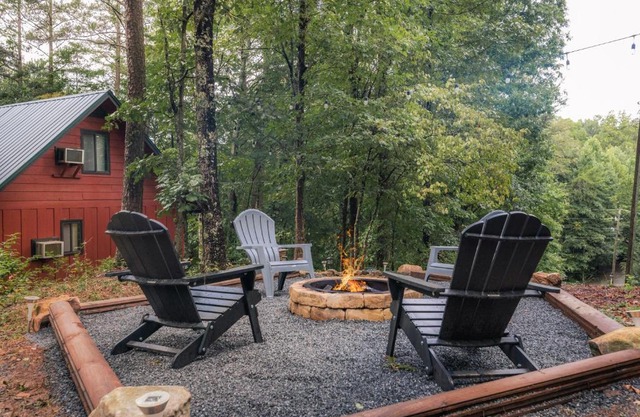 Pioneer Lodge - Cozy Cabin in Blue Ridge