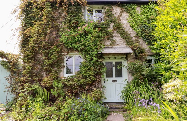 PIXIE NOOK, pet friendly, character holiday cottage in St Neot