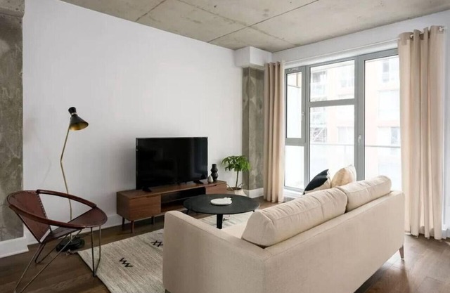 Place-Des-Arts 1-Bedroom Condo