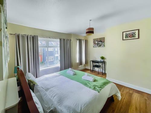 Plaistow Custom House Excel free parking, sleeps 6