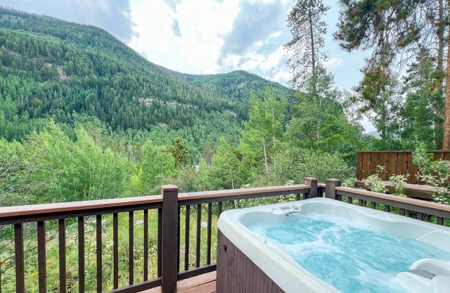 Plan an Intimate Getaway to our Charming 2BR East Vail Chalet! Hot Tub, Views, Access to In-Town Bus