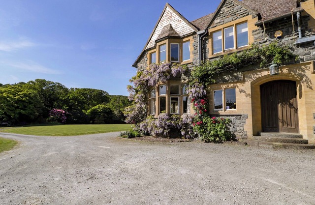 PLAS GWYNFRYN, pet friendly, luxury holiday cottage in Llanbedr