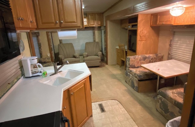Platte - 37ft RV Camper in the Woods with Fire pit & Hot Tub Access