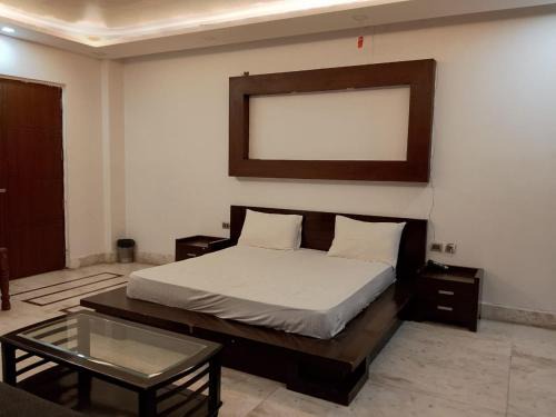 PLAY THE KINGS NIGHT HOTEL couple friendly