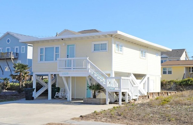 Playin Hooky - Charming 3 Br/2 Ba Cottage! Linens included for weekly stays!