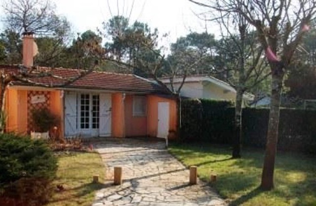 Pleasant detached house located on a garden with a villa for rent