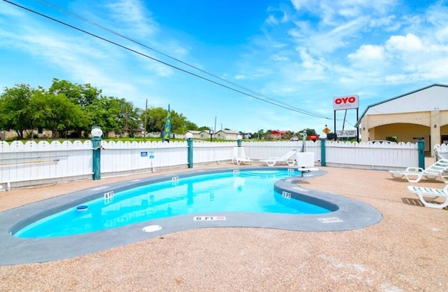 Pleasant Room Close to Sowells BBQ – Pets Welcome, Parking & Pool Included
