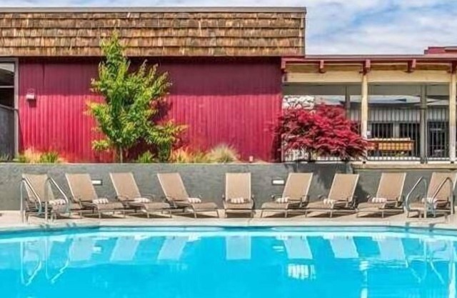 Pleasant Stay! Accessible Unit Close to Atractions! w/Pool, Pet-friendly too!