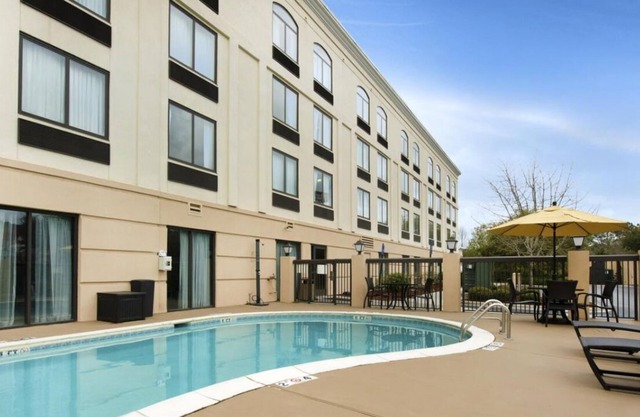 Pleasant Stay, Convenient Location! 2 Great Units, Free Parking