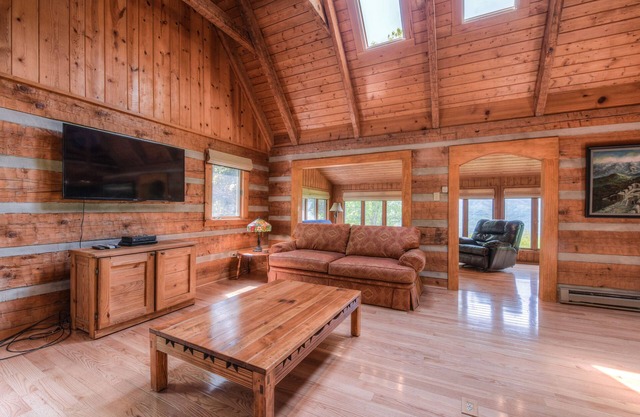 Plott Mountain Home-Amazing views @ 4,100 feet!